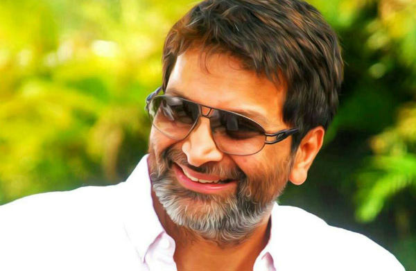 trivikram srinivas,ram charan,mahesh babu,prabhas,a aa,heroes waiting  ఇద్దరి మధ్యలో నలిగిపోతున్న త్రివిక్రమ్‌! 